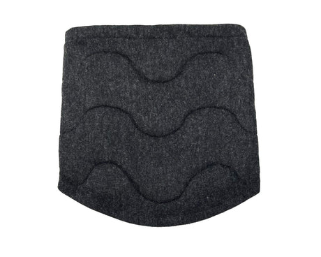Cache-cou gris foncé marbré en viscose de bambou posé à plat, matelassage ondulé en trois bandes, isolant à la fibre d'asclépiade, léger et chaud sous la tuque ou le manteau.