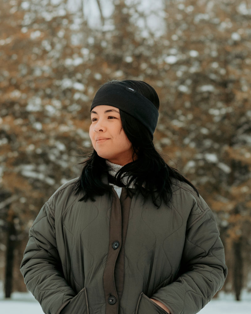 Accessoire d’hiver végane porté à l’extérieur – bandeau Lasclay isolé à l’asclépiade, conçu pour les grands froids