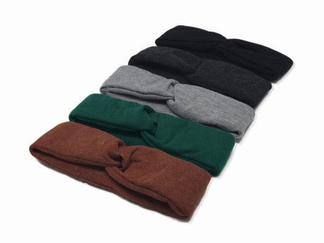 Cinq bandeaux torsadés extra-doux en viscose de bambou alignés, noir, gris foncé, gris pâle, vert forêt et rouille, isolés à la soie d'asclépiade, légers et chauds pour l'hiver.
