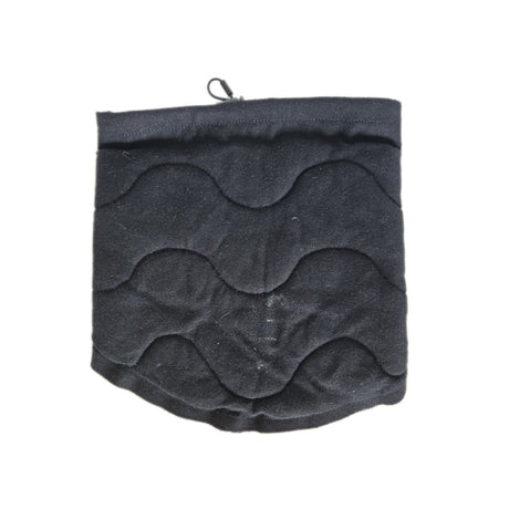 Cache-cou matelassé noir en viscose de bambou, surpiqûres en vagues et petit mousqueton au col, doublure isolée à la fibre d'asclépiade, chaud et coupe-vent sur fond blanc.