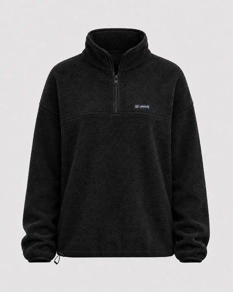 Chandail polaire noir Lasclay en polyester à col montant et demi-glissière, logo sur la poitrine et tirette à la taille, molleton isolé d'un mélange de fibre de maïs PLA, kapok et asclépiade du Québec, vue de face sur fond gris pâle.