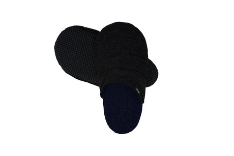 Pantoufles matelassées Lasclay en polar de polyester, tons marine et anthracite, garnies de fibre d'asclépiade, vue du dessus et de la semelle perlée antidérapante, chaudes et douces pour la maison.