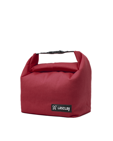 Sac à lunch isotherme rouge Lasclay en toile de coton à doublure imperméable, rabat enroulable à boucle, isolant à la fibre d'asclépiade qui garde le repas frais, sur fond blanc.