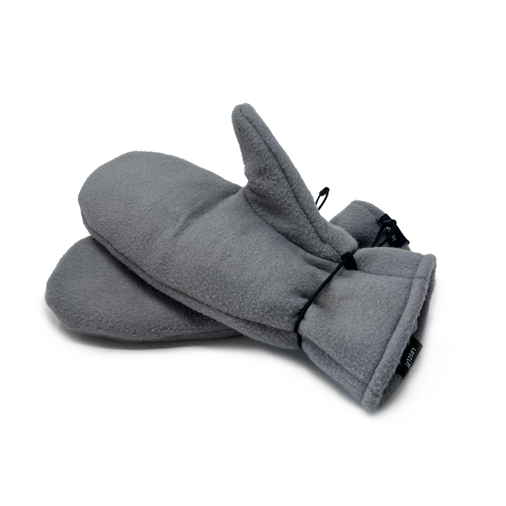 Paire de mitaines en asclépiade, extérieur en polar gris, posées sur fond blanc avec cordon élastique