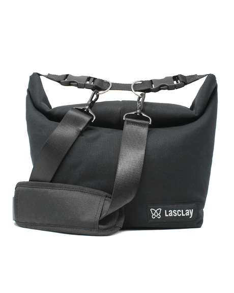 Sac isotherme noir Lasclay muni de sa bandoulière amovible à épaulette rembourrée, vue de face sur fond blanc.