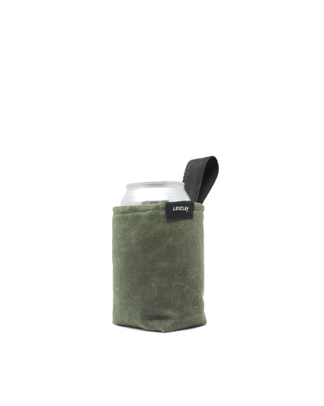 Manchon à canette isotherme Lasclay en coton vert olive à pellicule réfléchissante enfilé sur une canette, languette d'attache et étiquette cousue, doublé d'isolant à la soie d'Amérique pour garder la boisson fraîche.
