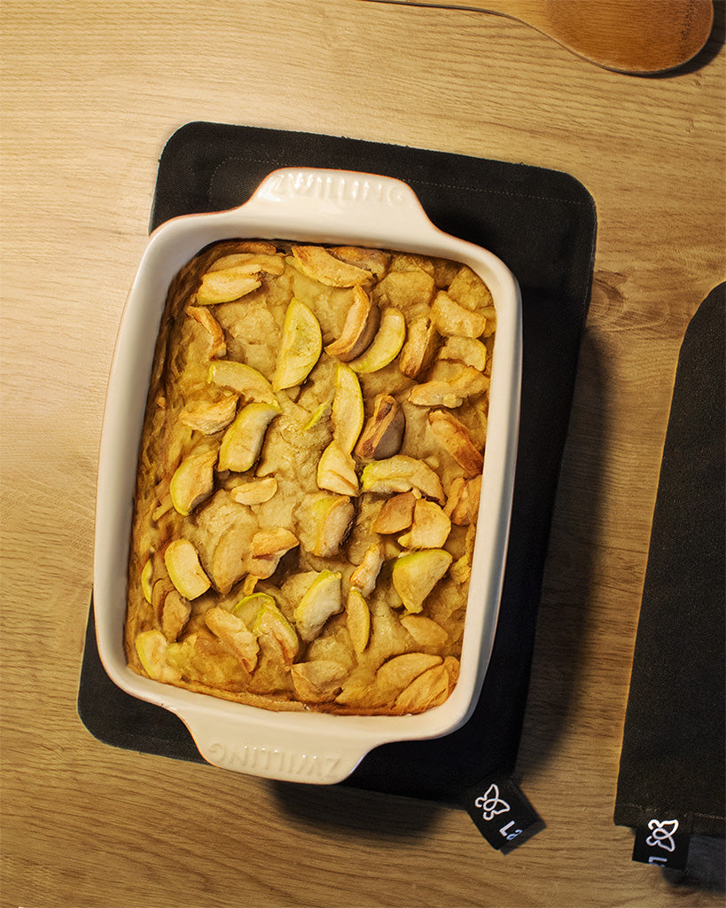 Sous-plat noir Lasclay sous un plat de croustade aux pommes – protection thermique en asclépiade, cuisine écoresponsable.