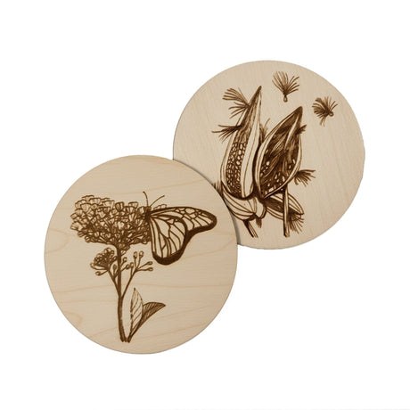 Duo de sous-verres en bois gravés: un monarque sur une fleur d'asclépiade et des follicules dispersant la soie au vent