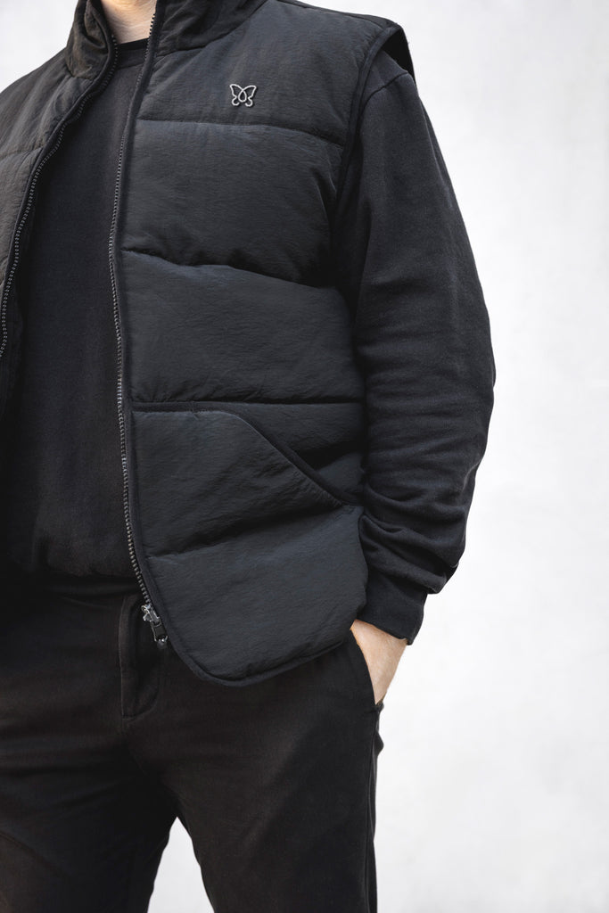 Veste sans manches noire isolée asclépiade logo papillon monarque - Doudoune écoresponsable Lasclay