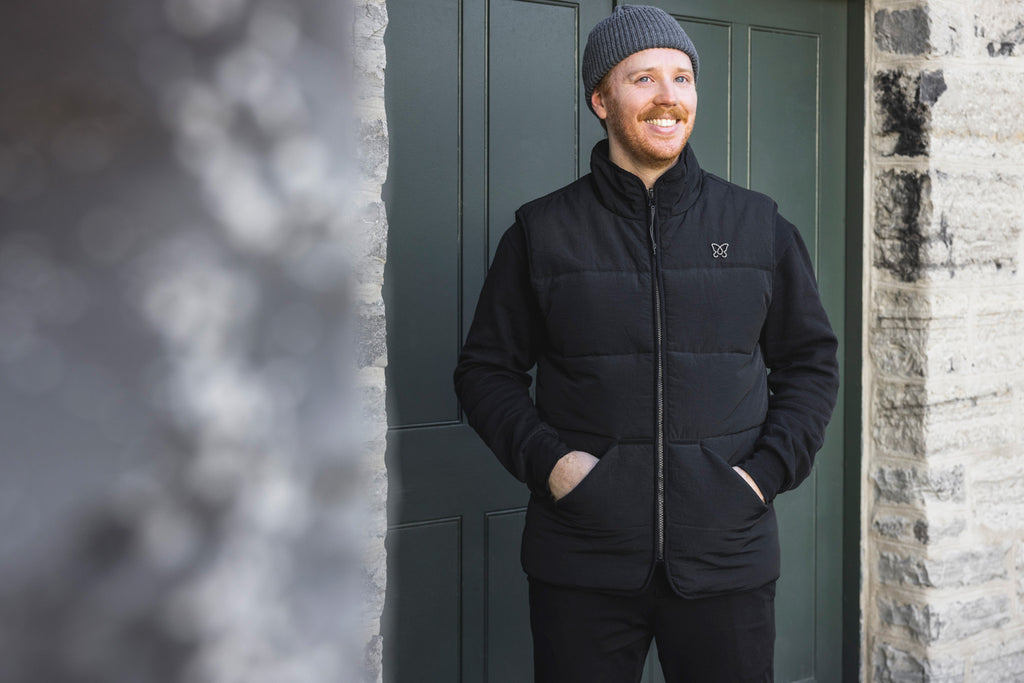 Homme barbu en veste doudoune sans manches isolée de soie d'asclépiade - Vêtement écologique Lasclay