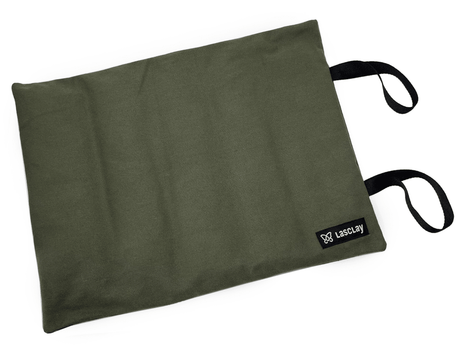 Coussin pour animaux Lasclay en toile de coton vert kaki vu de dessus, matelassage à larges canaux piqués rembourré de soie d'asclépiade et de fibres variées, sangle de transport et étiquette cousue, sur fond blanc.