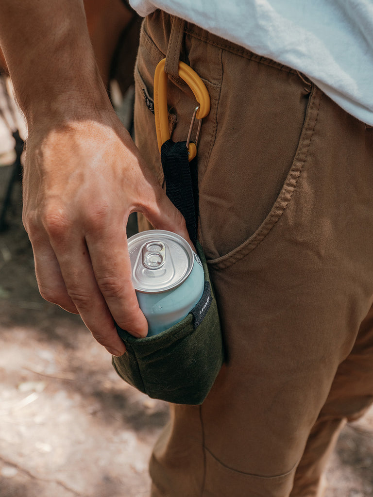 Gaine isolante d’asclépiade accrochée à la ceinture, contenant une canette – accessoire pour garder les boissons froides.