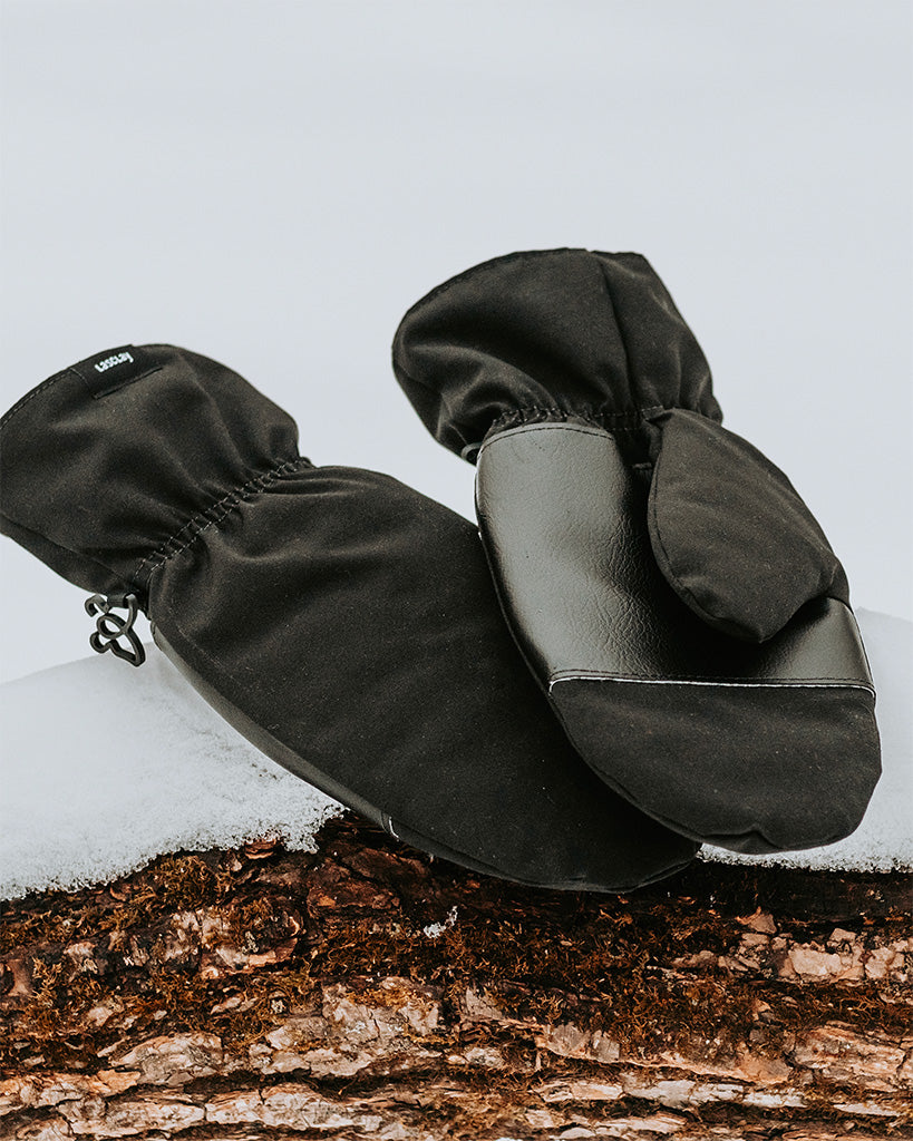 Mitaines d’hiver chaudes Lasclay isolées à l’asclépiade posées sur sol forestier enneigé, conçues pour les grands froids.