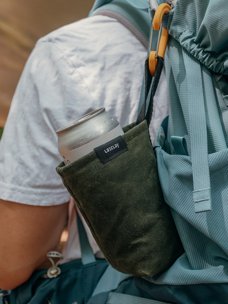 Manchon isotherme pour canette et boissons en asclépiade Lasclay fixé à un sac à dos de plein air bleu avec un mousqueton 