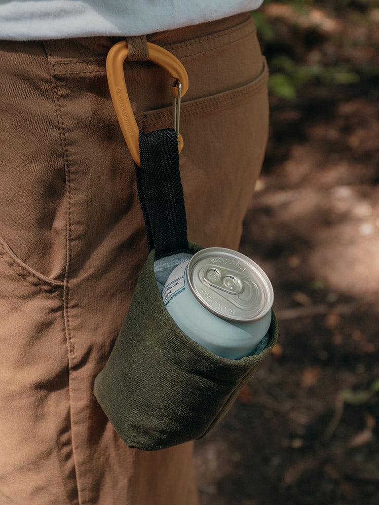 Manchon vert isolant accroché à la ceinture avec une canette à l’intérieur – isolation naturelle en fibre d’asclépiade.