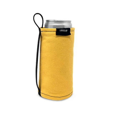 Manchon isotherme jaune Lasclay à la soie d'asclépiade enfilé sur une canette élancée, avec dragonne, pour garder la boisson fraîche