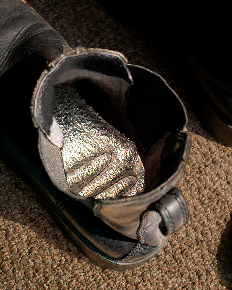 Vue intérieure d'une botte contenant une semelle isolante rembourrée en asclépiade et dessus en pellicule réfléchissante