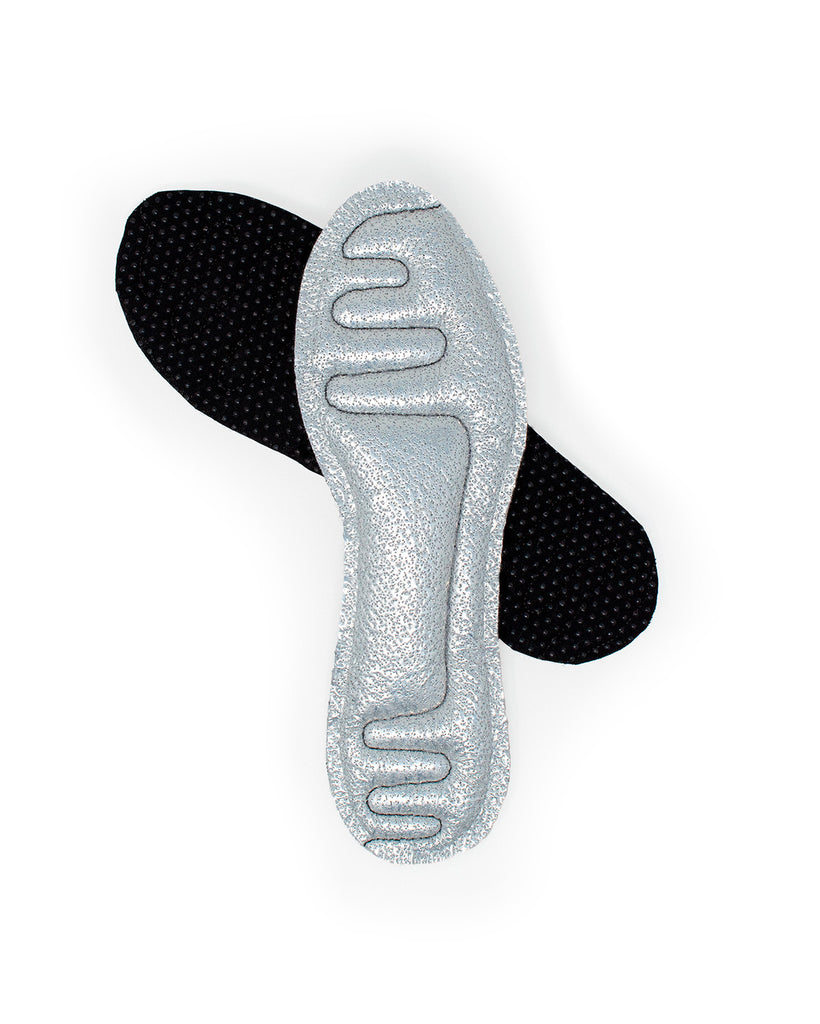Paire de semelles isolantes en asclépiade Lasclay, dessus en mylar réfléchissant argenté et dessous antidérapant noir.