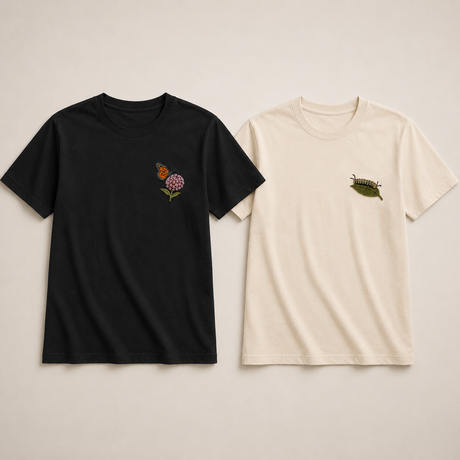 Les deux t-shirts brodés Lasclay, papillon et asclépiade et chenille monarque, en crème et en noir.