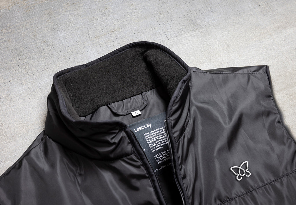 Intérieur d'une veste sans manche d'asclépiade de Lasclay montrant l'étiquette et le logo papillon monarque brodé